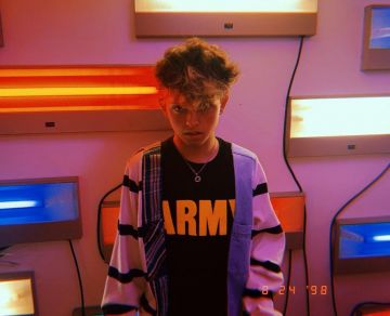 Black and yellow ARMY tshirt worn by Jacob Sartorius @jacobsartorius