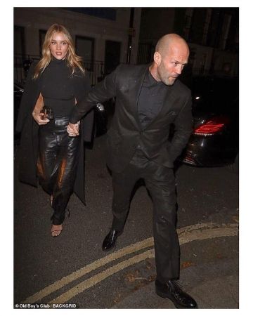 Cushnie Cape Effet Jersey Stretch col Roulé String Body porté par Rosie Huntington-Whiteley à Londres le 3 décembre 2019