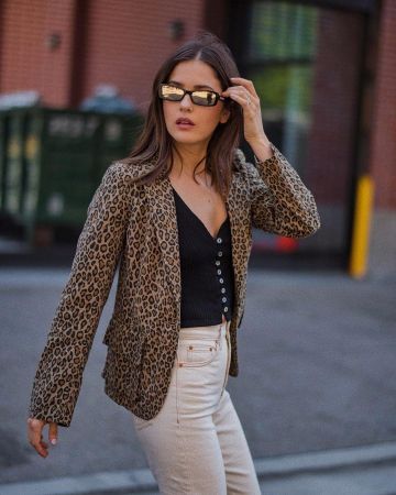 Top de cuello en V acanalado negro de Paola Alberdi en la cuenta de Instagram @paolaalberdi