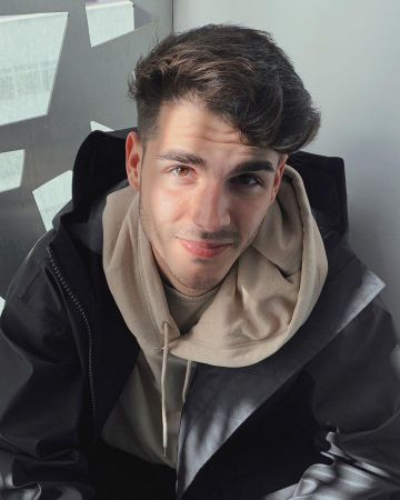 Sudadera con capucha beige de Álvaro Mel en la cuenta de Instagram @meeeeeeeel_