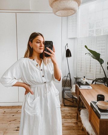 Gold Chunky Hoop Earrings of Alix on the Instagram account @icovetthee