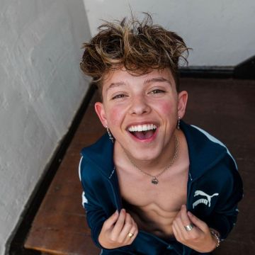 The tracksuit jacket blue Puma Jacob Sartorius on the account Instagram @jacobsartorius 