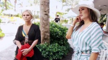 Rails Green Striped Wrap Top usado por Kelly Dodd en The Real Housewives of Orange County Temporada 14 Episodio 18