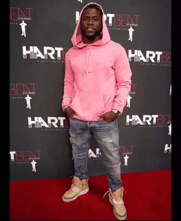 La sudadera con capucha rosa de Kevin Hart en la cuenta de Instagram de @kevinhart4real