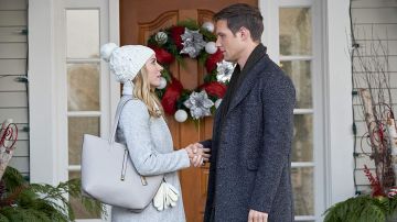 The shopping bag-grey She Bennett (Brooke Nevin) in My target for Christmas