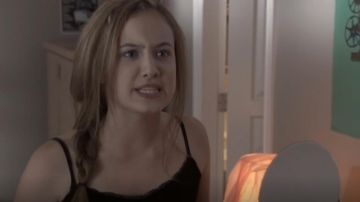 Black Strap Caraco de Suzanne Cameron (Brittney Wilson) en En busca de la Navidad