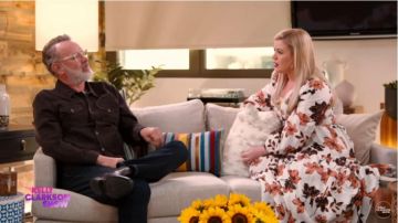 Nicholas Linen Tiered Maxi Dress worn by Kelly Clarkson on The Kelly Clarkson Show December 3, 2019