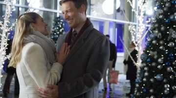 The grey coat of Max Turner (Michael Cassidy) in My target for Christmas