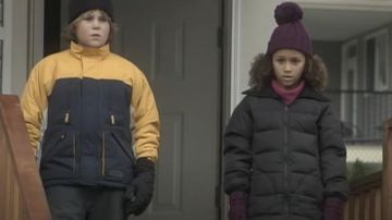 Gorra púrpura de Child #1 (Alexis Llewellyn) en In Pursuit of Christmas