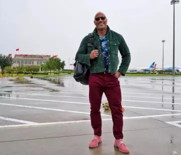 Les desert boots roses portées par Dwayne Johnson sur le compte Instagram de @therock