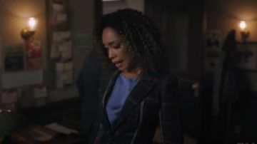 Navy Zane Blazer usado por la Sra. Burgle en Riverdale Temporada 4 Episodio 8