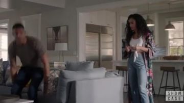 Alice y Olivia Lynn Side Slit Kimono de estampado floral usado por Olivia Baker (Samantha Logan) en All American Temporada 2 Episodio 8