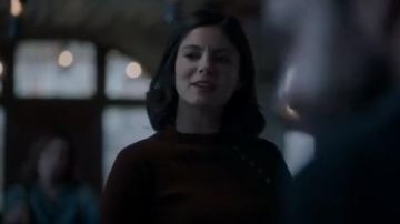 Brun foncé Bouton Côtelée Pull porté par Liz Melero (Monica Barbaro) Stumptown Saison 01 Episode 08