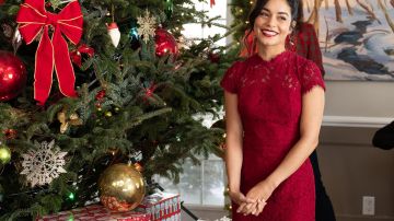 El vestido rojo de Brooke (Vanessa Hudgens) en Alquimia navideña