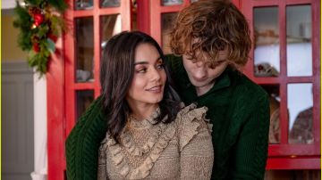 Suéter marrón de Brooke (Vanessa Hudgens) en Christmas Alchemy
