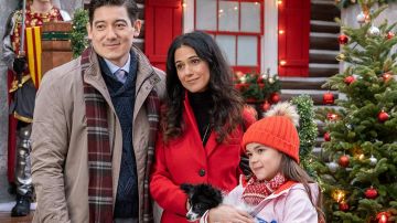 El abrigo rojo que lleva Madison (Emmanuelle Chriqui) en La Alquimia navideña