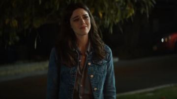 Chaqueta de mezclilla azul usada por Margot Weston (Madeleine Stowe) en la banda sonora (temporada 1)
