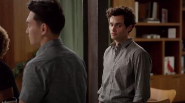 La camisa a rayas de Joe Goldberg (Penn Badgley) en YOU (Temporada 2)