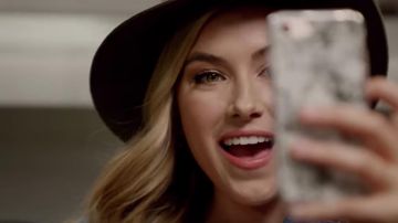 El sombrero usado por Candace (Ambyr Childers) en YOU (Temporada 2)