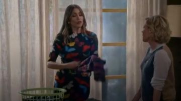 Alice + Olivia Black Delora Vestido usado por Gloria Delgado-Pritchett (Sofía Vergara) en Modern Family Temporada 11 Episodio 7