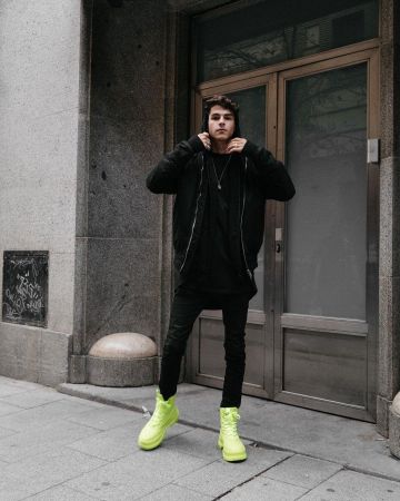 Camiseta negra de Álvaro Mel en la cuenta de Instagram @meeeeeeeel_