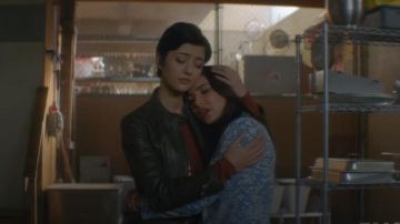 Alice + Olivia Blue Macey Blazer usado por Bess Marvin (Maddison Jaizani) en Nancy Drew Temporada 1 Episodio 8