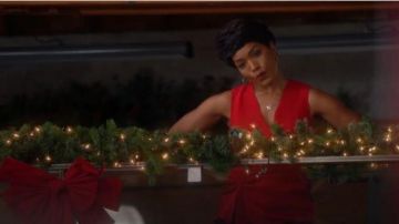 Derek Lam Rouge à Volants sans Manches Chemisier porté par Athena Subvention (Angela Bassett) 9-1-1 de la Saison 03, Épisode 10