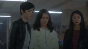 Maje White Violi tweed bouclé cropped jacket worn by Bess Marvin (Maddison Jaizani) in Nancy Drew Season 1 Episode 8