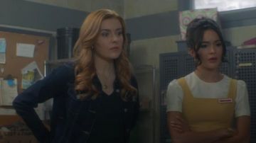 Levi's Dark Blue Classic Trucker Jacket usado por Nancy Drew (Kennedy McMann) en Nancy Drew Temporada 1 Episodio 8