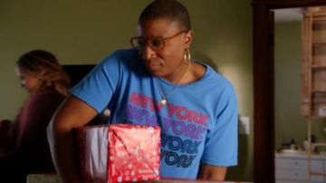 Aviator Nation Blue New York Print Tee worn by Henrietta 'Hen' Wilson (Aisha Hinds) in 9-1-1 Season 03 Episode 10