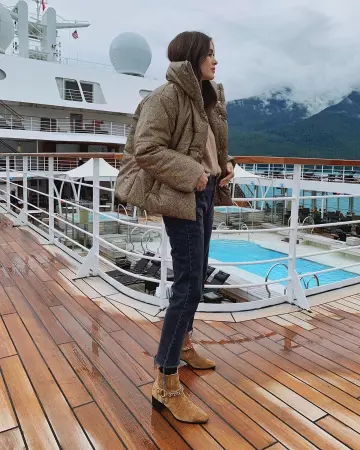 Brown Puffer Jack­et of Paola Alberdi on the Instagram account @paolaalberdi