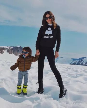 Black Leg­gings Pants of Paola Alberdi on the Instagram account @paolaalberdi