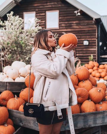 Minifalda de piel sintética negra de Emma Graceland en la cuenta de Instagram @emmagraceland