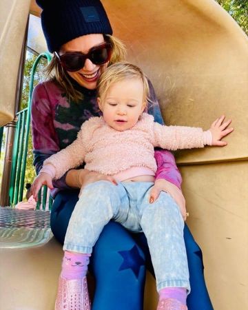 Acne Studios Oversized Black Beanie usado por Hilary Duff Los Ángeles 5 de diciembre de 2019