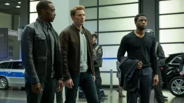 Chaqueta de cuero marrón usada por Steve Rogers / Capitán América (Chris Evans) en Capitán América: Civil War