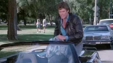 Veste en Cuir noir porté par Michael Knight (David Hasselhoff) dans Knight Rider (S04E05)