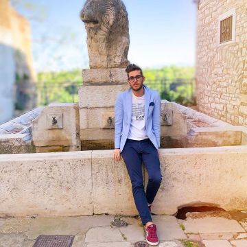 Pantalones azul oscuro de Domenico De Cunzolo en la cuenta de Instagram @domenicodecunzolo