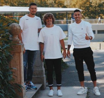 La camiseta blanca de Acne Studios usada por Antoine Griezmann en su cuenta de Instagram @antogriezmann