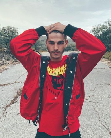 Sudadera Roja de Álvaro Mel en la cuenta de Instagram @meeeeeeeel_