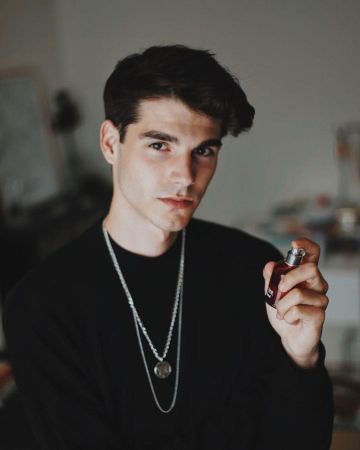 Noir à Manches Longues T-Shirt de Alvaro Mel sur l'Instagram account @meeeeeeeel_