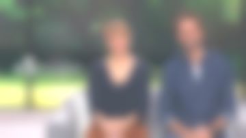 Le pull col v marine de Maya Lauqué dans La Quotidienne