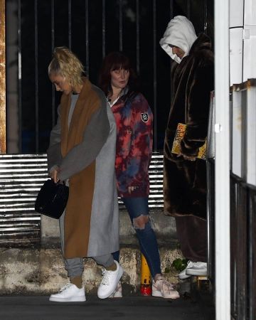 Bolso de cuero Staud Frida usado por Hailey Baldwin Los Ángeles 4 de diciembre de 2019