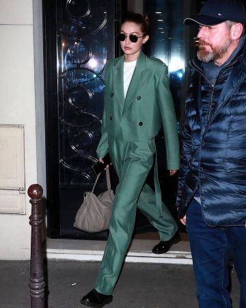 Helmut Lang Wrap Front Wool Blend Pantalones de pierna recta usados por Jelena Noura "Gigi" Hadid París 5 de diciembre de 2019