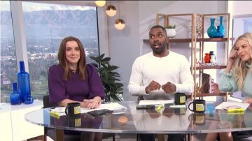 Zara Puff Manches Robe portée par Melanie Bromley sur E! News Le 5 Décembre 2019