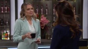Reiss Aqua Adaptés Blazer porté par Abby Newman (Melissa Ordway) comme on le voit sur les Jeunes et Les Agités 5 décembre 2019