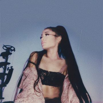 Jacket of Ariana Grande on the account Instagram of @arianagrande