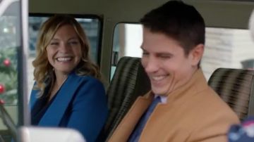 El abrigo marrón claro de Joe Peterson (Sean Faris) en Mission: Christmas Romance