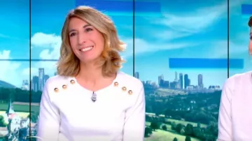 Le pull à boutons en maille fine de Caroline Delage dans William à midi