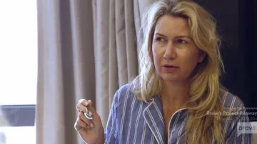 Conjunto de pijamas a rayas Rails usado por Kary Brittingham en The Real Housewives of Dallas Temporada 4 Episodio 13