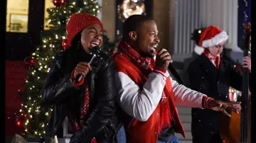 L'écharpe de noël rouge de Michael Hill (Cornelius Smith Jr.) dans Noël à l'unisson